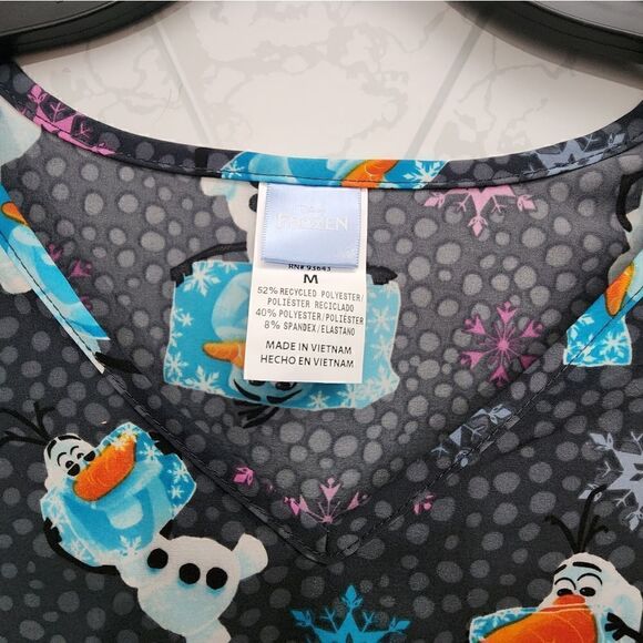 Nwt Disney Frozen Frosty Olaf Women’s V-Neck Print Scrub Top, Size M - Picture 3 of 5
